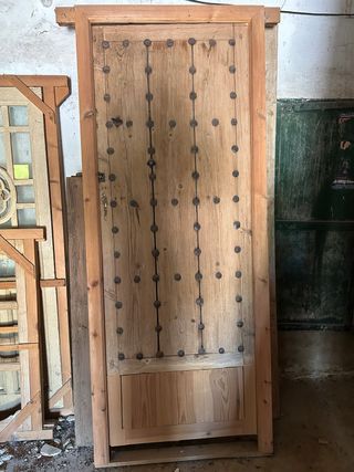 Puerta antigua de madera maciza