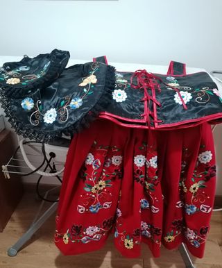 Traje Extremeño: falda y corpiño. Completo. 