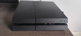 PS4 (PlayStation 4) negra sin mando 