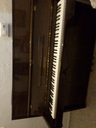 Piano acústico antiguo
