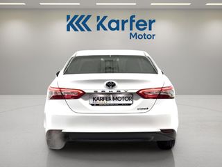 Toyota Camry 2.5 220H Business