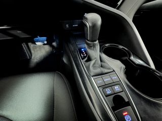 Toyota Camry 2.5 220H Business