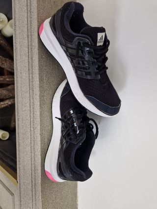 Zapatillas Adidas negras y rosas