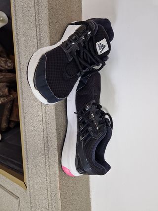 Zapatillas Adidas negras y rosas