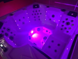 Jacuzzi - Hidromasaje Blanco y Morado