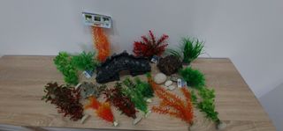 Decoración pecera: puente y plantas