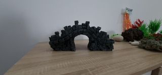 Decoración pecera: puente y plantas