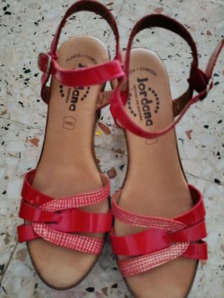 Sandalias Jordana rojas tacón