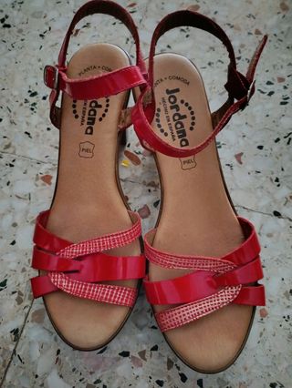 Sandalias Jordana rojas tacón