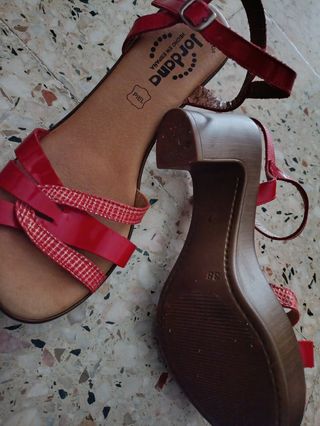 Sandalias Jordana rojas tacón