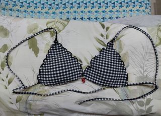 Bikini sujetador blanco y negro con detalle fresa 