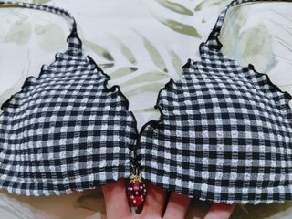Bikini sujetador blanco y negro con detalle fresa 