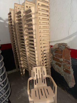 Sillas plástico beige en buen estado a 9 cada una