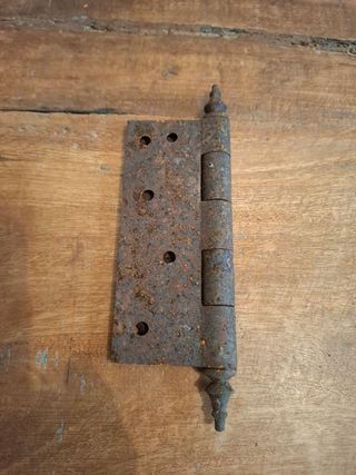 Bisagra de hierro forjado antigua