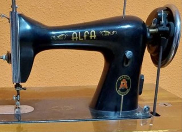 Máquina de coser antigua de madera