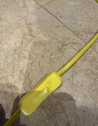 Candeeiro amarelo em forma de balão