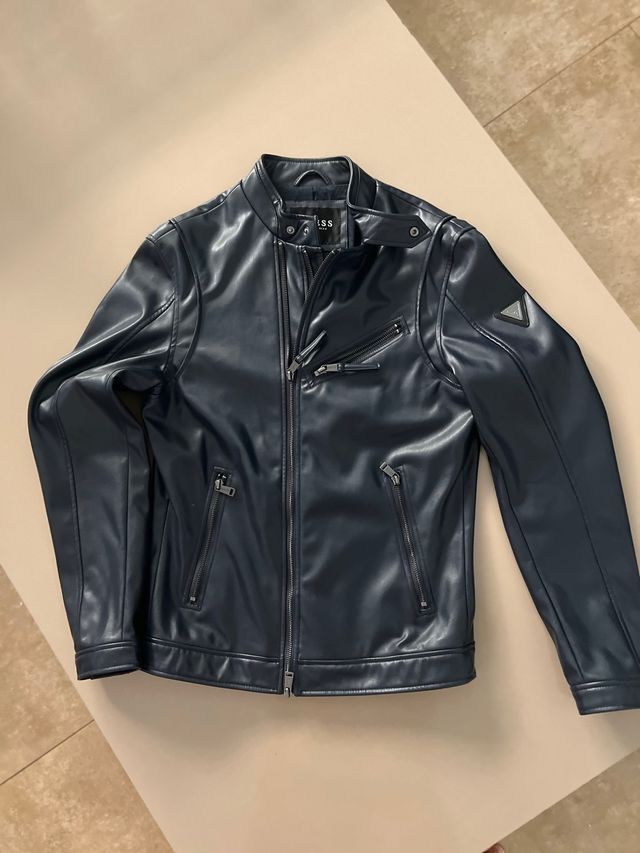 Cazadora azul de piel GUESS. Perfecto estado