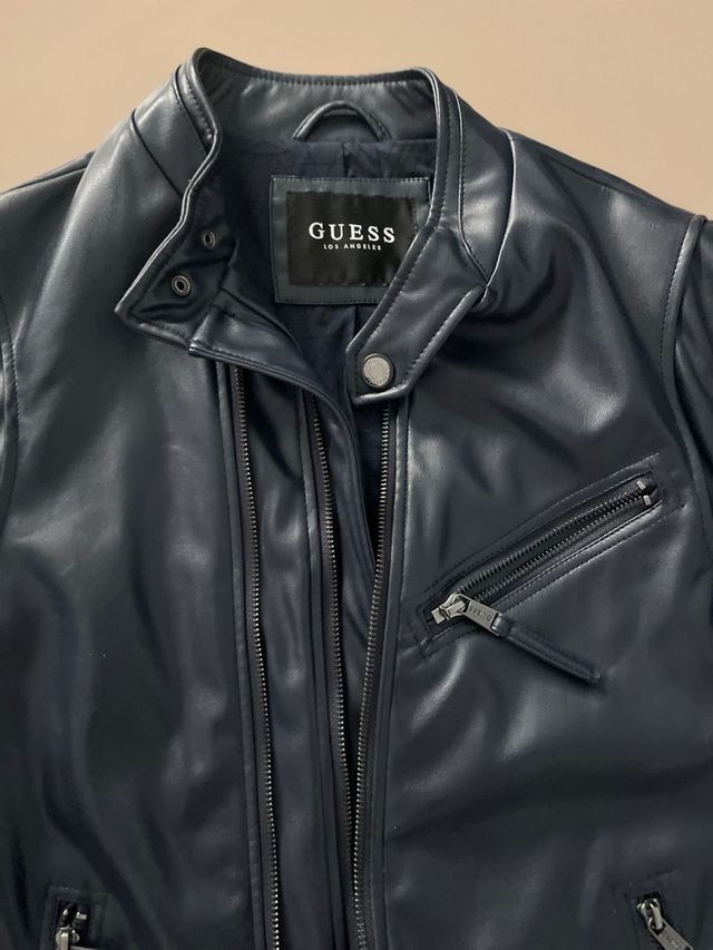 Cazadora azul de piel GUESS. Perfecto estado