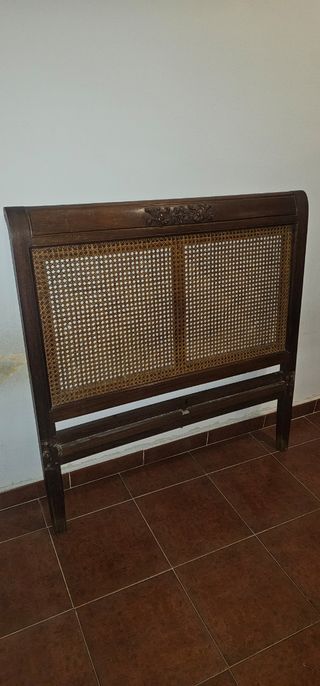 10 euros Cabecero 90cm antiguo de mimbre y madera
