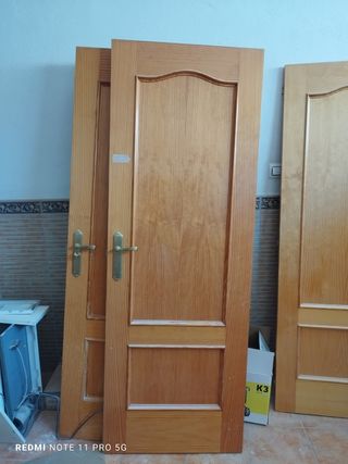 Puertas madera. 8 individuales y una doble 