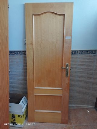 Puertas madera. 8 individuales y una doble