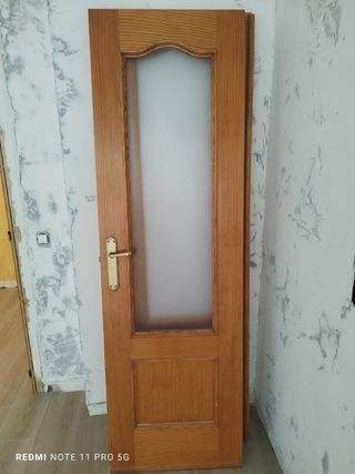 Puertas madera. 8 individuales y una doble