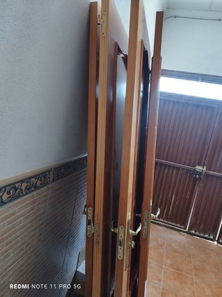 Puertas madera. 8 individuales y una doble 