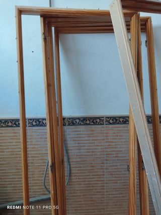 Puertas madera. 8 individuales y una doble 