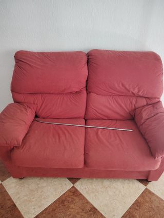 Sofá rojo de tela