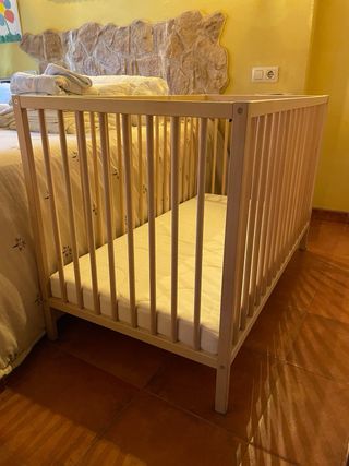Cuna bebé Ikea - Madera y colchón 