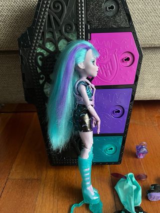 Monster High Twyla - Muñeca + ataúd y 15 acceso