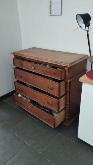 Cómoda antigua madera castaño