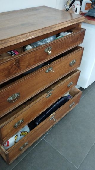 Cómoda antigua madera castaño