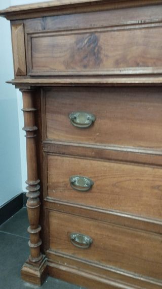 Cómoda antigua madera castaño