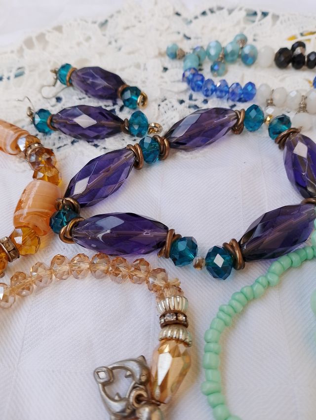 Bracciali e orecchini colorati