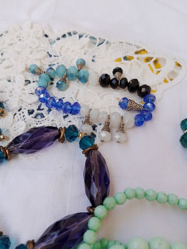 Bracciali e orecchini colorati