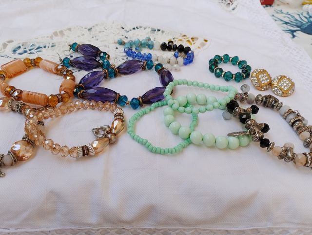 Bracciali e orecchini colorati