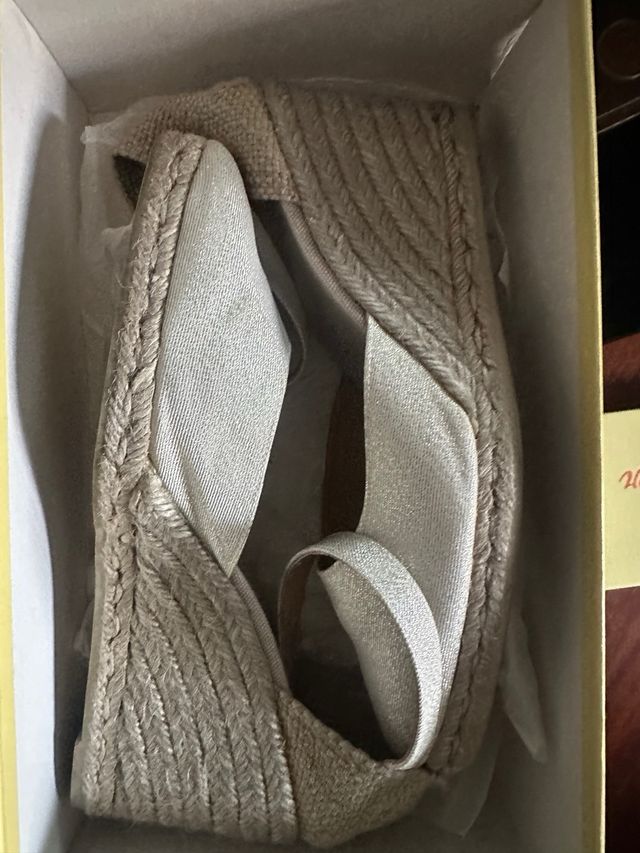 Alpargatas cuña beige-plata