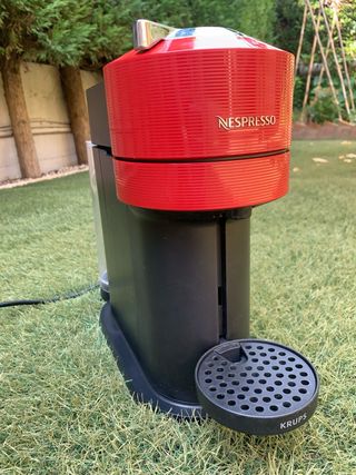 Cafetera Nespresso Krups Vertuo, roja