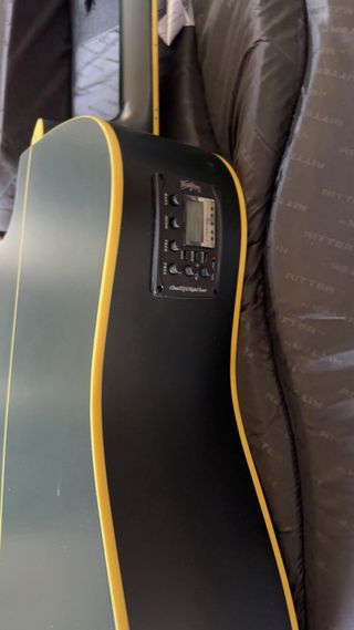 Guitarra Washburn casi nueva con su funda