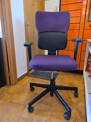 Silla oficina Steelcase morada y negro