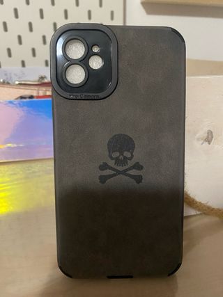 Funda iPhone 11 gris oscura con diseño de Calavera