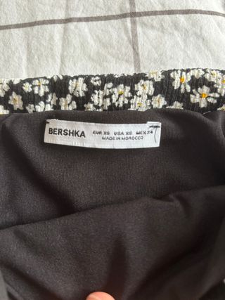 Mono Bershka - floral negro