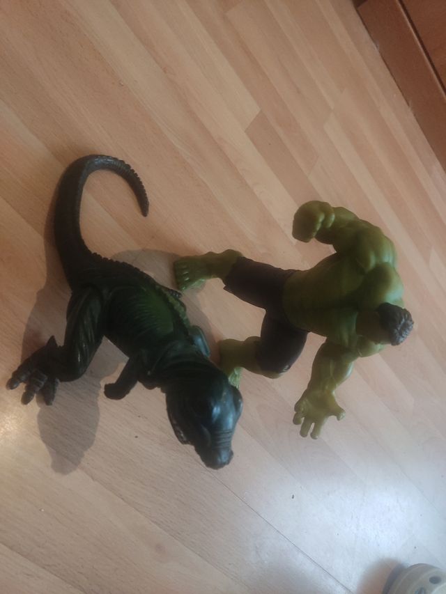 Hulk y dinosaurio: figuras