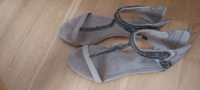 Sandalias planas beige