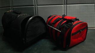 2 trasportini per animali domestici - rosso e nero