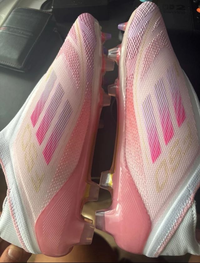 Botas Fútbol Rosas y blancas