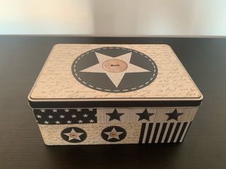 Caja metálica vintage con estrellas
