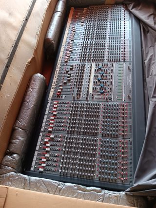 Mesa de mezclas Crest Audio - 8 buses