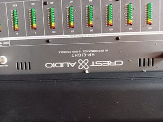 Mesa de mezclas Crest Audio - 8 buses